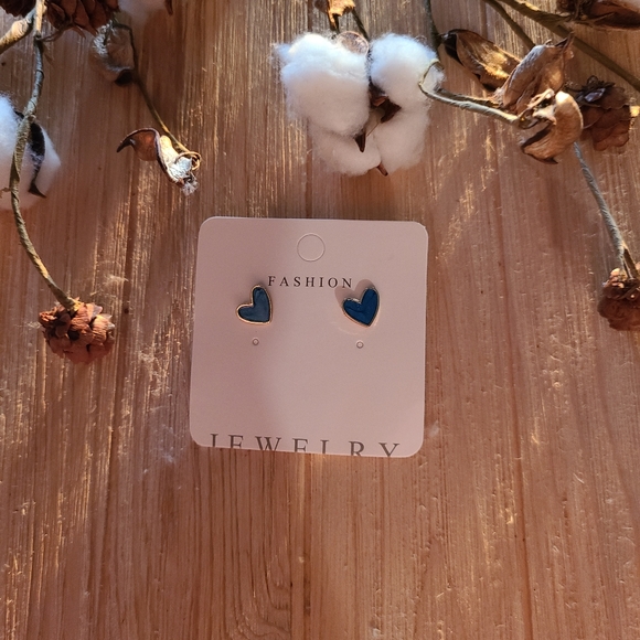 💙💙Super Adorable Blue Colored Heart Stud Earrings💙💙 - Picture 8 of 15